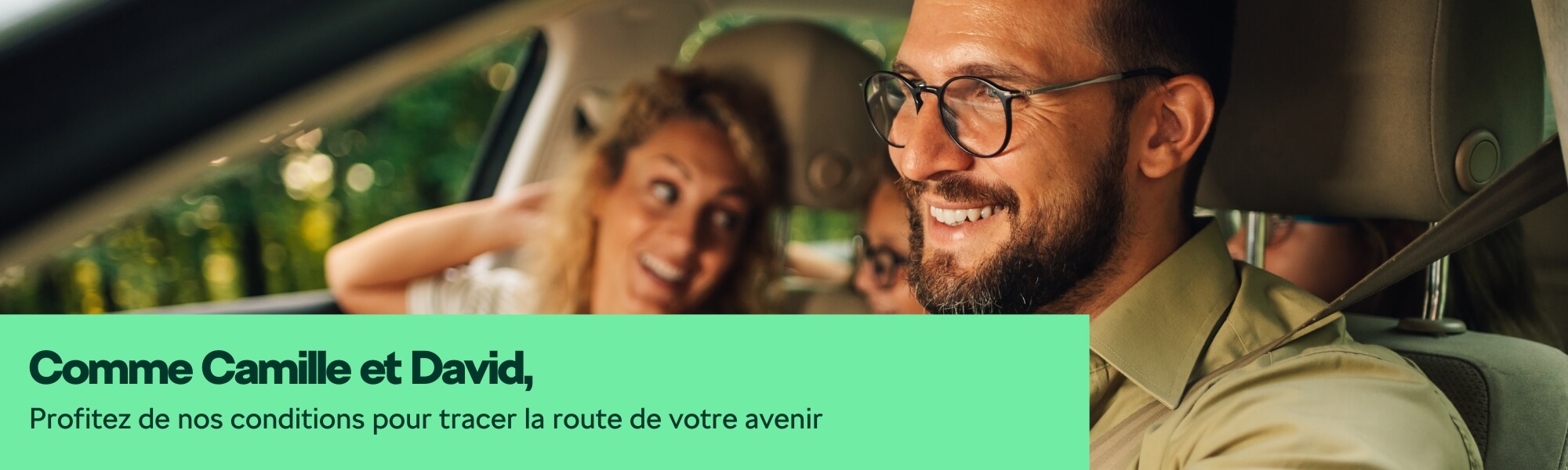 Deux personnes dans une voiture, souriantes et fières de leur nouvel achat. Texte : 'Comme Camille et David, profitez de nos conditions exceptionnelles pour tracer la route de votre avenir.'